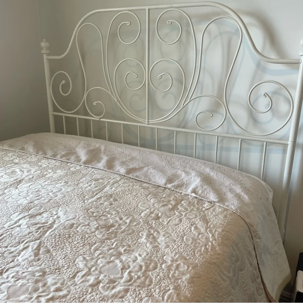 Vintage Cottagecore cream, color, quilted bedspread Approximately 92” X 94”